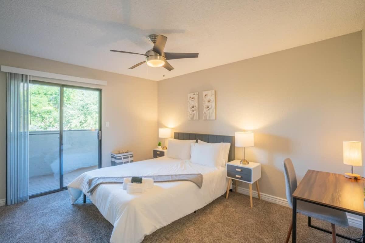 Unique 2bd - Parking, Gym, Pool - Sleeps 8 - 5min Casino Apartment *