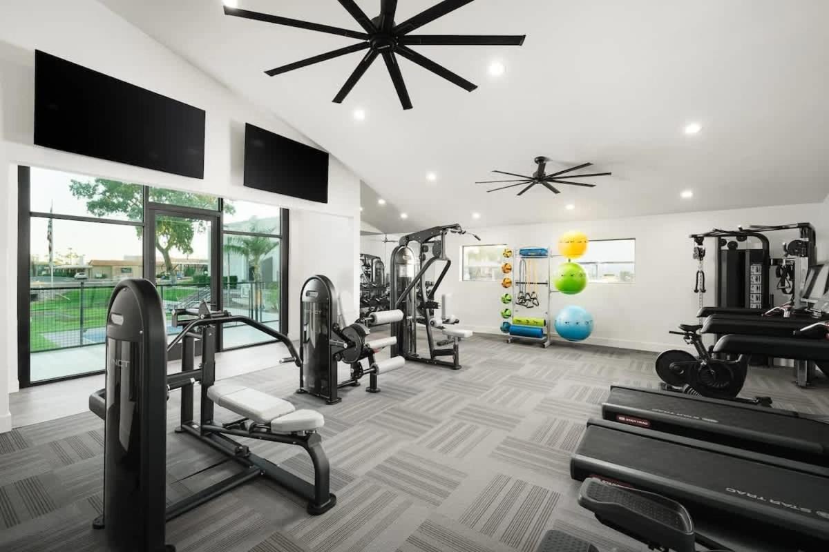 Unique 2bd - Parking, Gym, Pool - Sleeps 8 - 5min Casino *