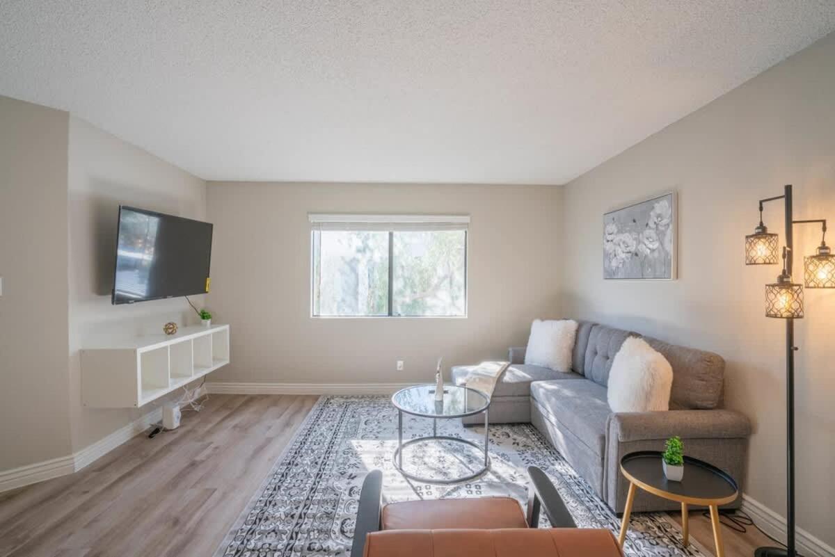 Apartment Unique 2bd - Parking, Gym, Pool - Sleeps 8 - 5min Casino