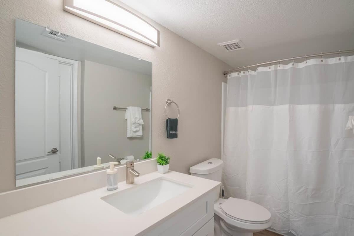 Unique 2bd - Parking, Gym, Pool - Sleeps 8 - 5min Casino Apartment