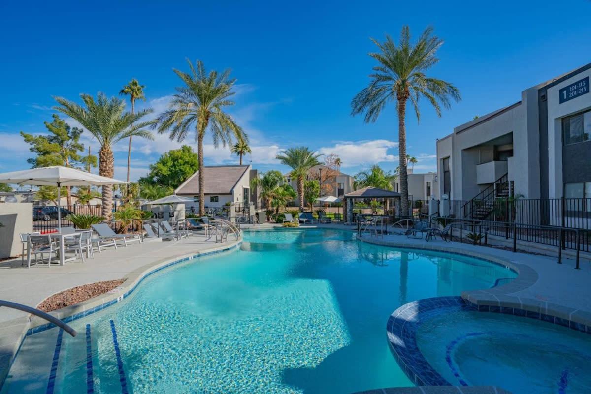 Apartment Unique 2bd - Parking, Gym, Pool - Sleeps 8 - 5min Casino *