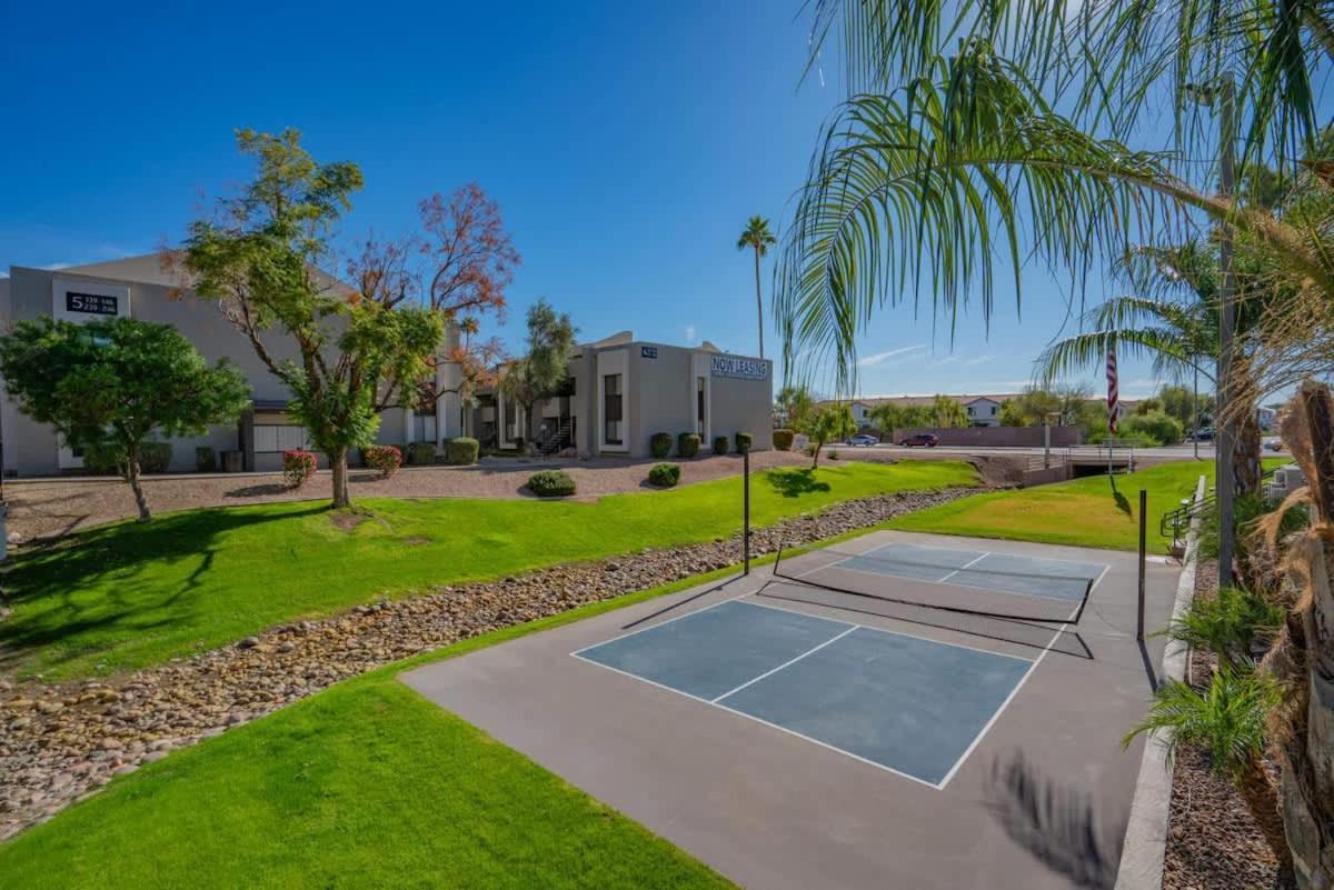Unique 2bd - Parking, Gym, Pool - Sleeps 8 - 5min Casino Apartment *
